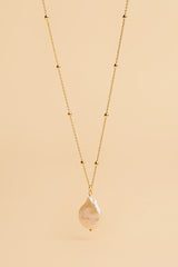 Collier en perles baroques avec incrustation en or 14 carats Jozi