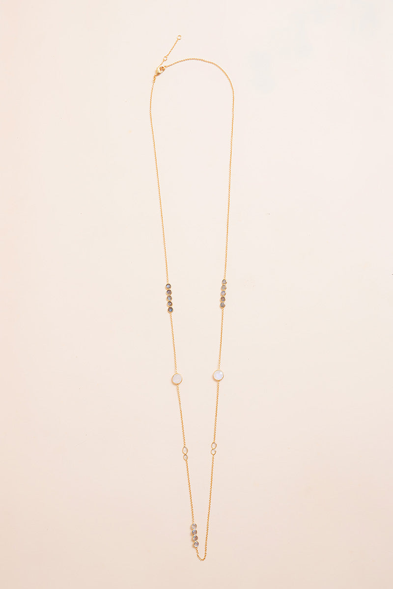 Collier Kazin en or fin recyclé 18 carats plaqué or avec pierre de lune arc-en-ciel