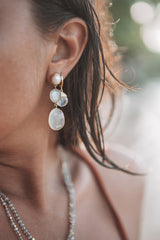 Boucles d'oreilles Tirua plaquées or fin recyclé 18K, pierre de lune arc-en-ciel