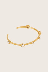Bracelet Ashni en perles blanches plaqué or fin recyclé 18 carats