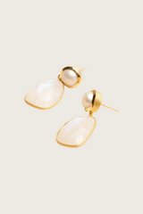 Boucles d'oreilles Wasa plaquées or fin recyclé 18K avec perles d'eau douce / pierre de lune arc-en-ciel - tiges en argent 925